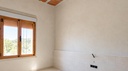 Tento pôvabný vidiecky dom v Pinoso ponúka pokojnú útočisko obklopené prírodou na veľkom pozemku 10 000 m². Jednopodlažn