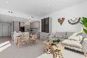 obývacia izba s jedálňou a kuchyňou