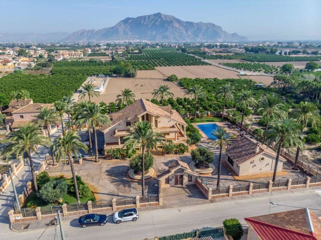 Luxusná vila v Molins – Inland