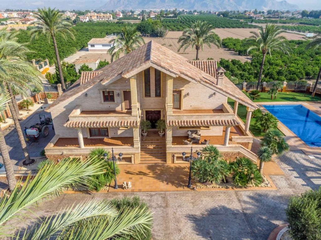 Luxusná vila v Molins – Inland