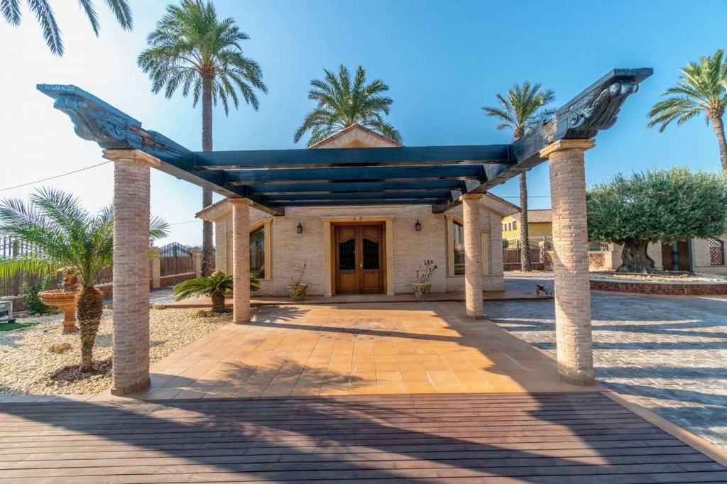 Luxusná vila v Molins – Inland