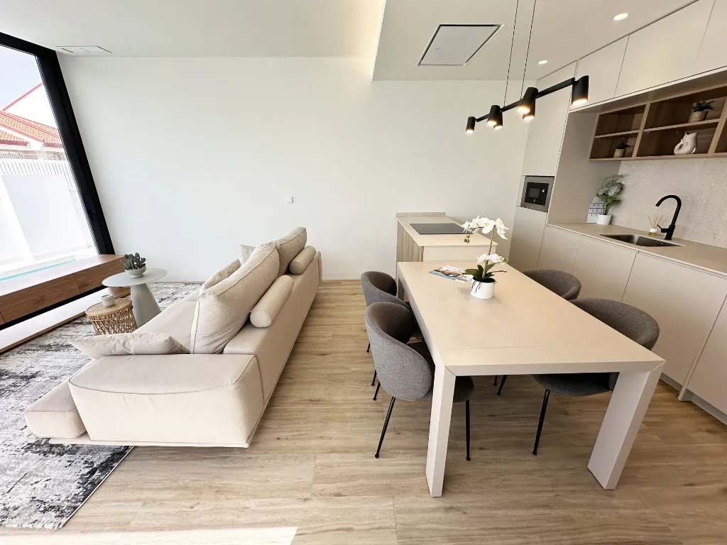 obývacia izba s jedálňou a kuchyňou