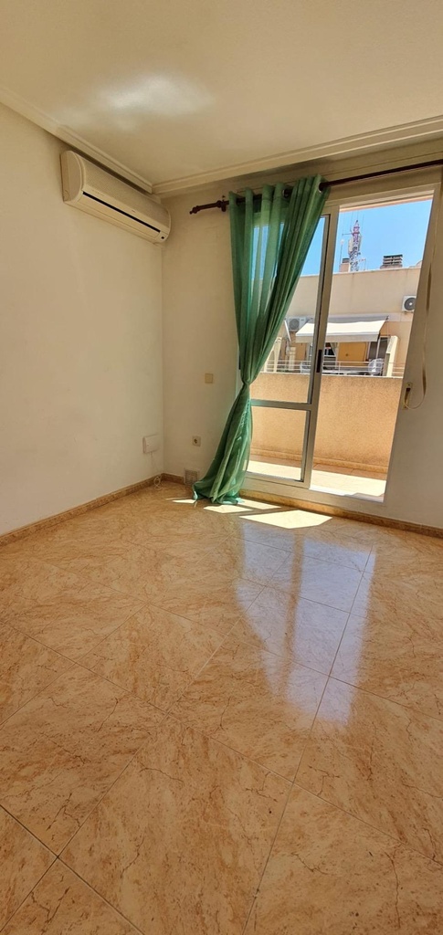 Moderný penthouse v Torrevieja s bazénom
