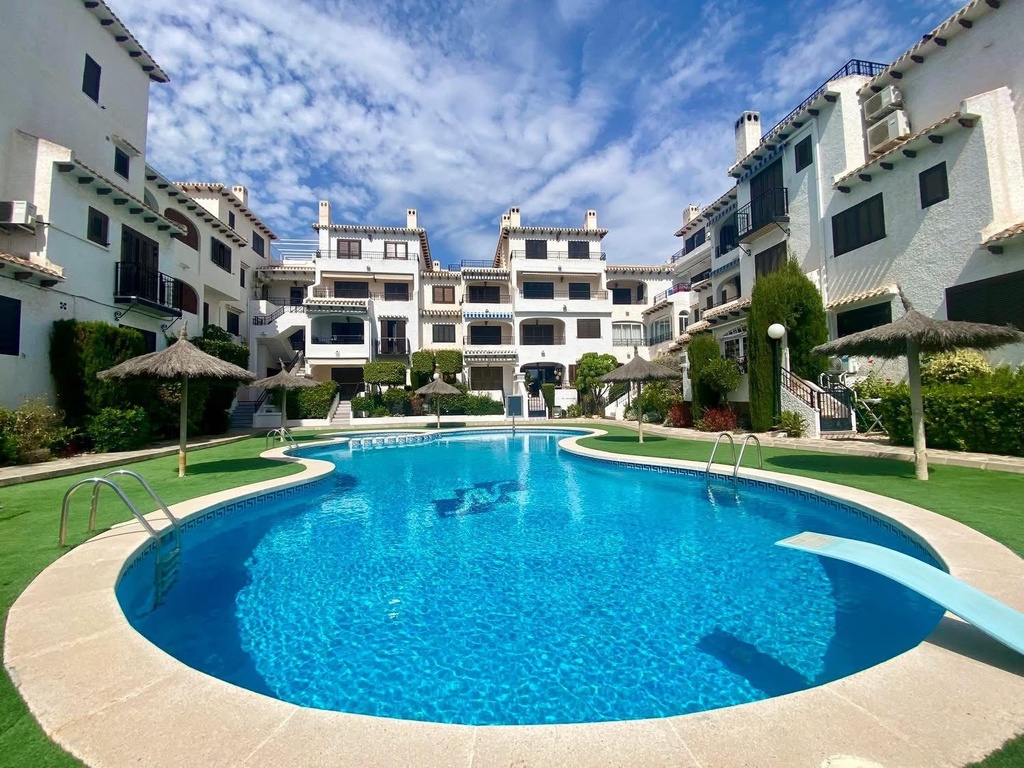 Moderný apartmán v Cabo Roig s bazénom