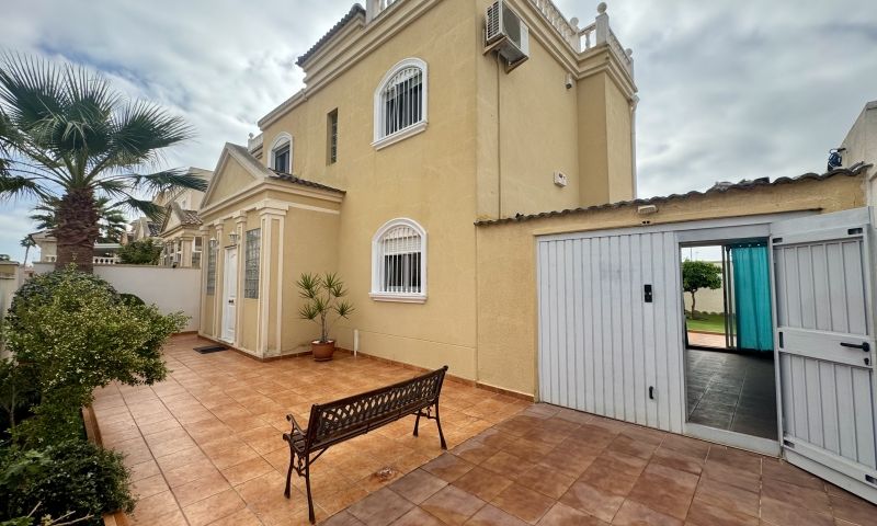 Moderná vila v Torrevieja – Costa Blanca
