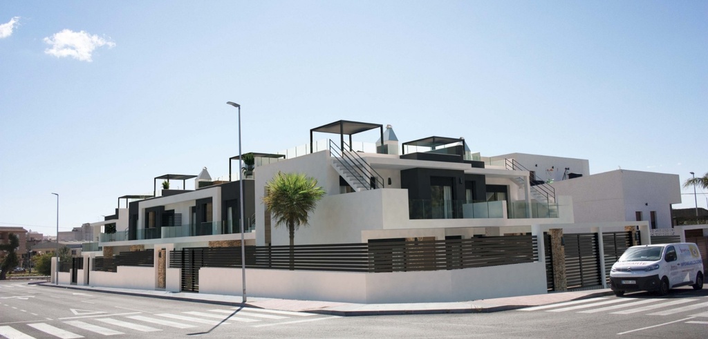 Moderný Land v Los Montesinos – Costa Blanca