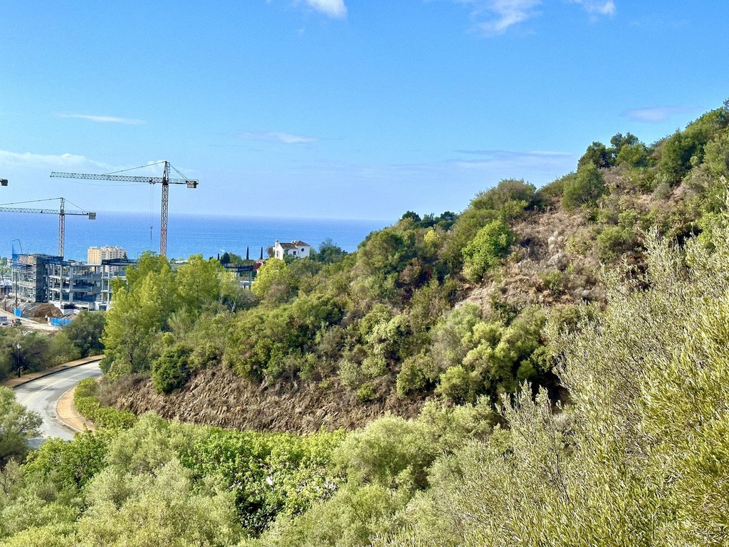 Moderný Land v Altos de los Monteros – Inland