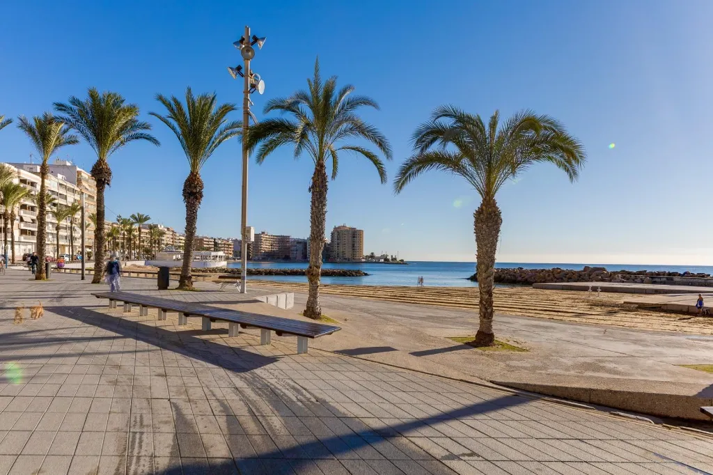 promenáda pri pláži v Torrevieja