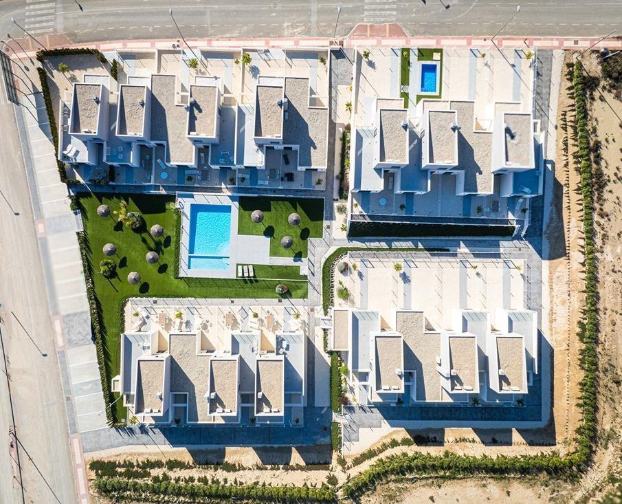 Nové, kľúčom odovzdávajúce domy v radovom prevedení a dvojdomy v Altaona Golf Resort v Murcii