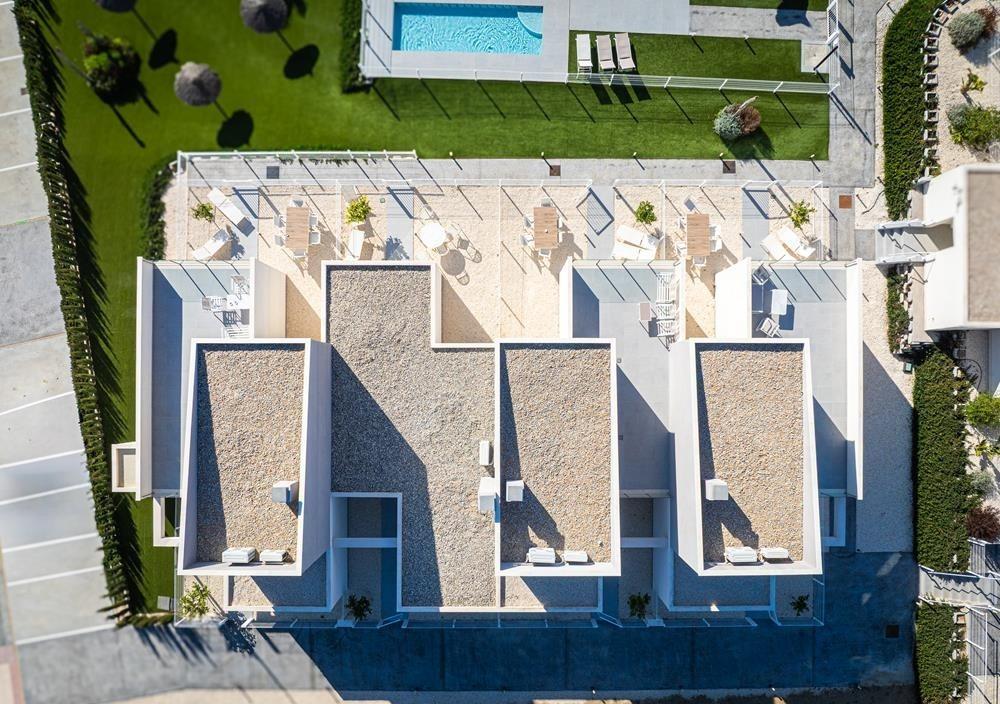 Nové, kľúčom odovzdávajúce domy v radovom prevedení a dvojdomy v Altaona Golf Resort v Murcii