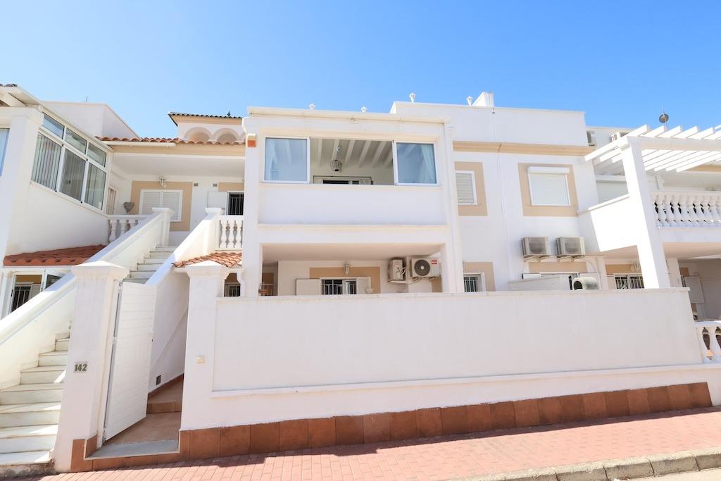 Zenia Mar III: prízemný bungalow o rozlohe 74 m2, s veľkou 25 m2 dláždenou terasou a záhradou s grilom. Zariadenie zahŕň