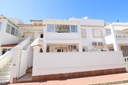 Zenia Mar III: prízemný bungalow o rozlohe 74 m2, s veľkou 25 m2 dláždenou terasou a záhradou s grilom. Zariadenie zahŕň
