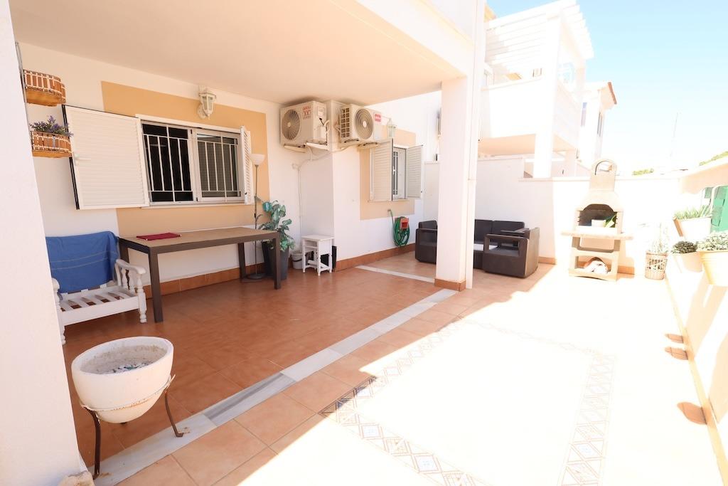 Zenia Mar III: prízemný bungalow o rozlohe 74 m2, s veľkou 25 m2 dláždenou terasou a záhradou s grilom. Zariadenie zahŕň