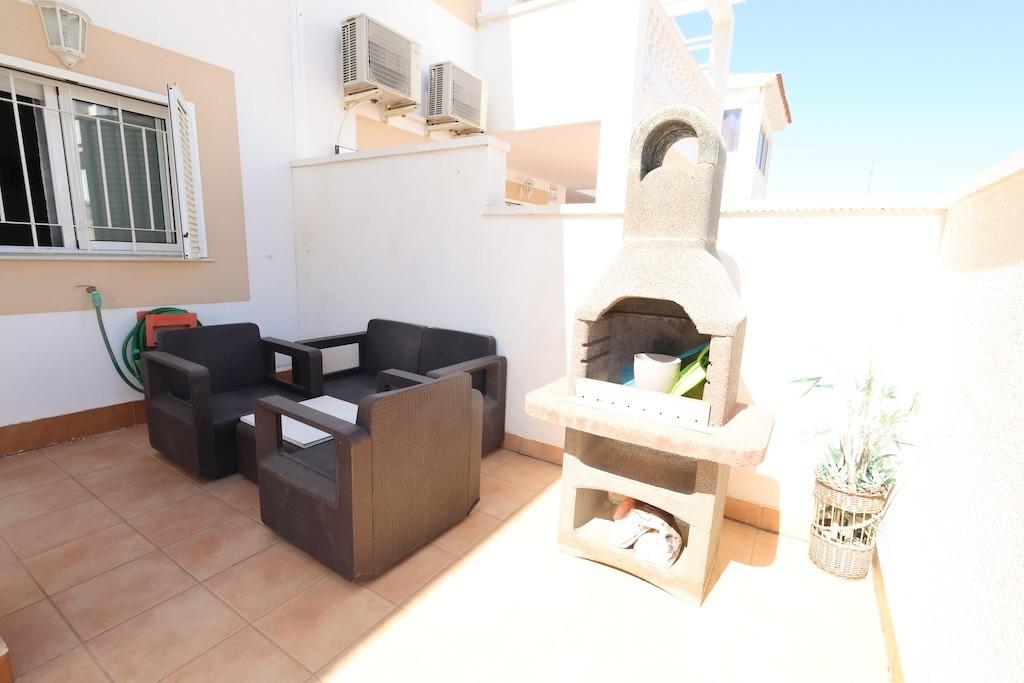 Zenia Mar III: prízemný bungalow o rozlohe 74 m2, s veľkou 25 m2 dláždenou terasou a záhradou s grilom. Zariadenie zahŕň