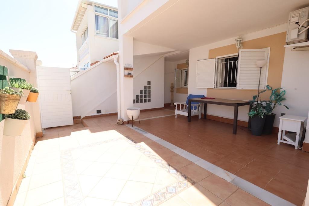 Zenia Mar III: prízemný bungalow o rozlohe 74 m2, s veľkou 25 m2 dláždenou terasou a záhradou s grilom. Zariadenie zahŕň