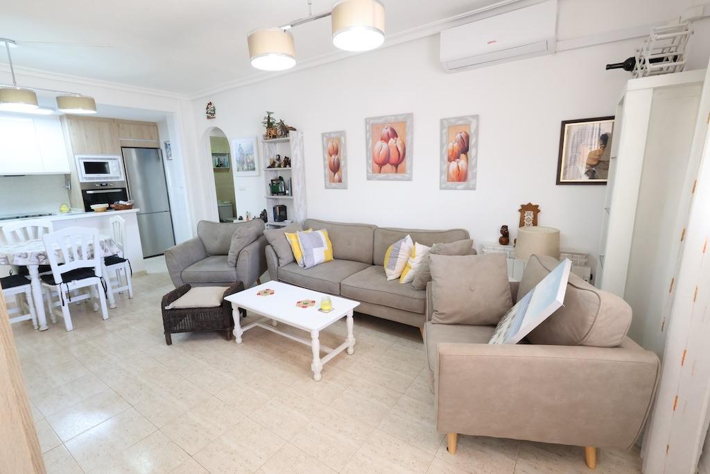 Zenia Mar III: prízemný bungalow o rozlohe 74 m2, s veľkou 25 m2 dláždenou terasou a záhradou s grilom. Zariadenie zahŕň