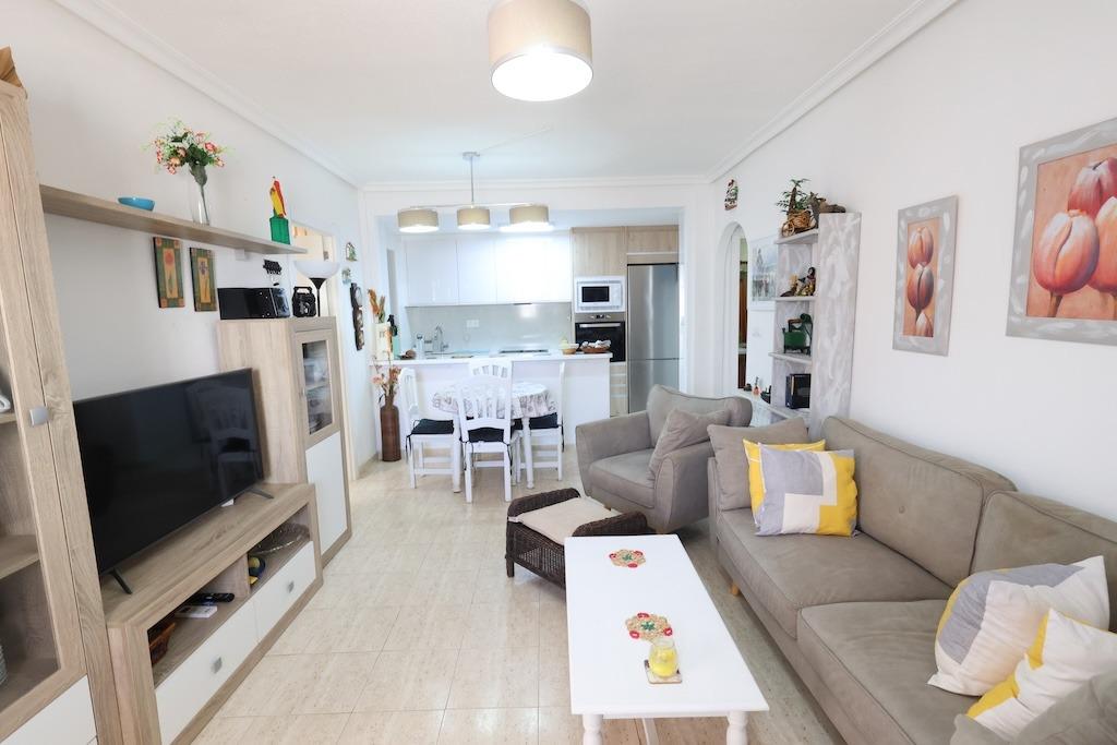 Zenia Mar III: prízemný bungalow o rozlohe 74 m2, s veľkou 25 m2 dláždenou terasou a záhradou s grilom. Zariadenie zahŕň