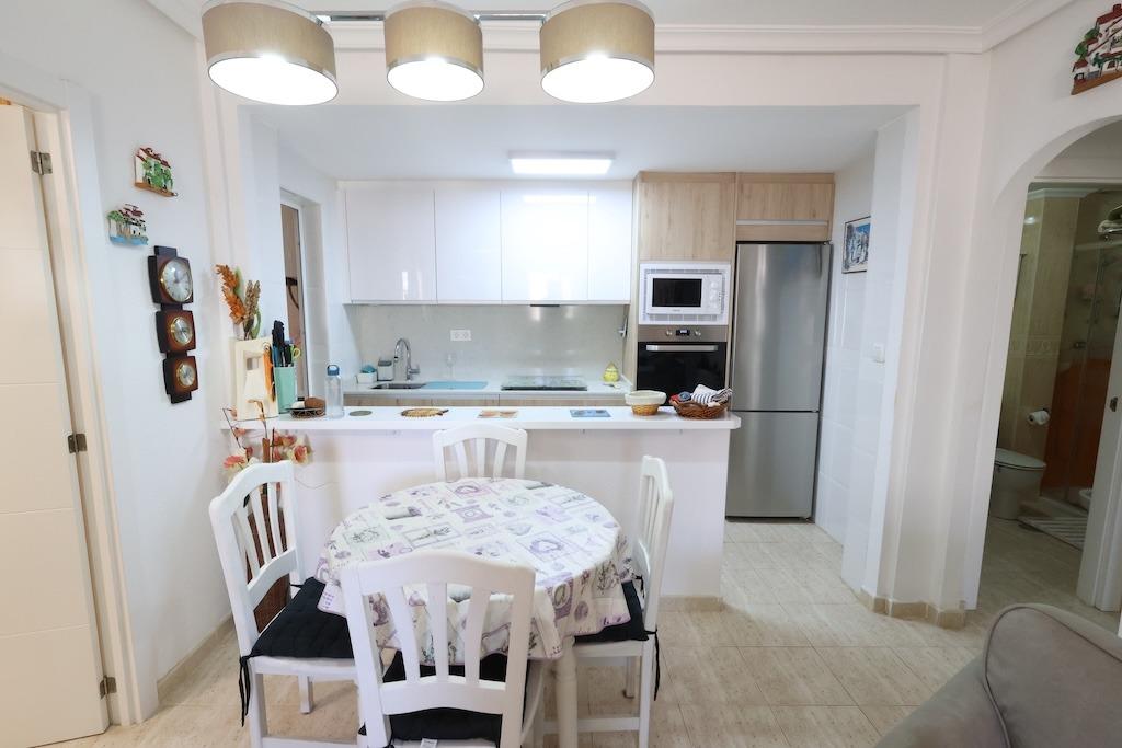 Zenia Mar III: prízemný bungalow o rozlohe 74 m2, s veľkou 25 m2 dláždenou terasou a záhradou s grilom. Zariadenie zahŕň