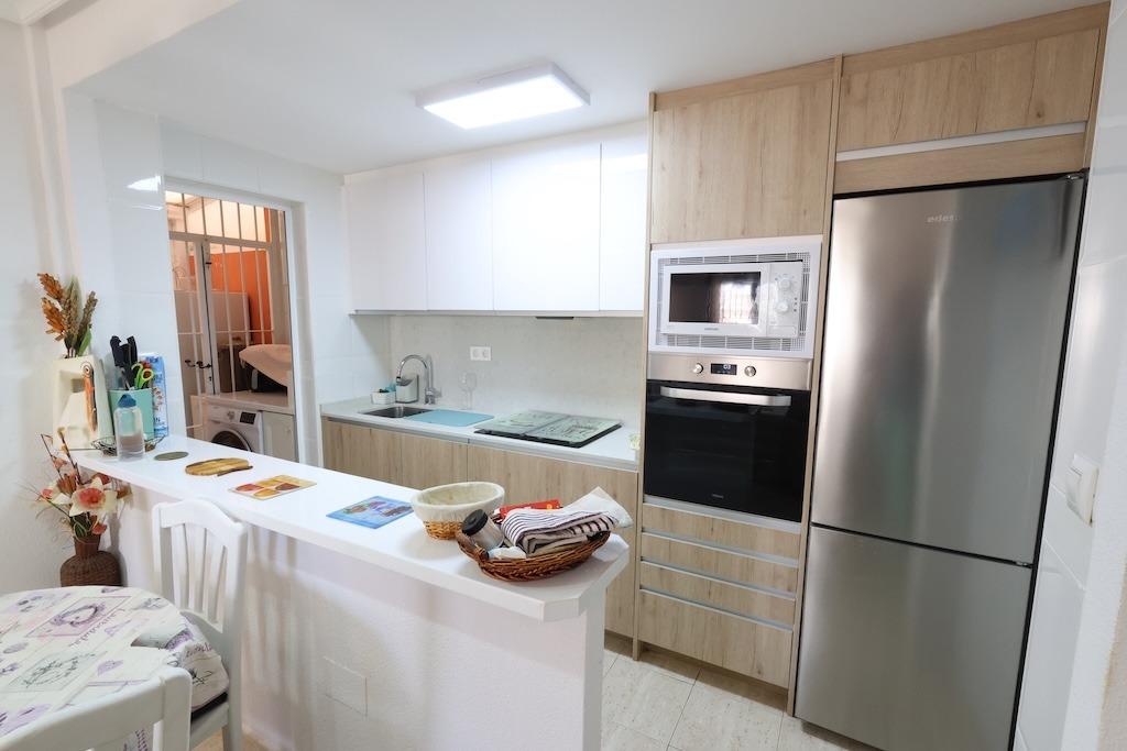 Zenia Mar III: prízemný bungalow o rozlohe 74 m2, s veľkou 25 m2 dláždenou terasou a záhradou s grilom. Zariadenie zahŕň