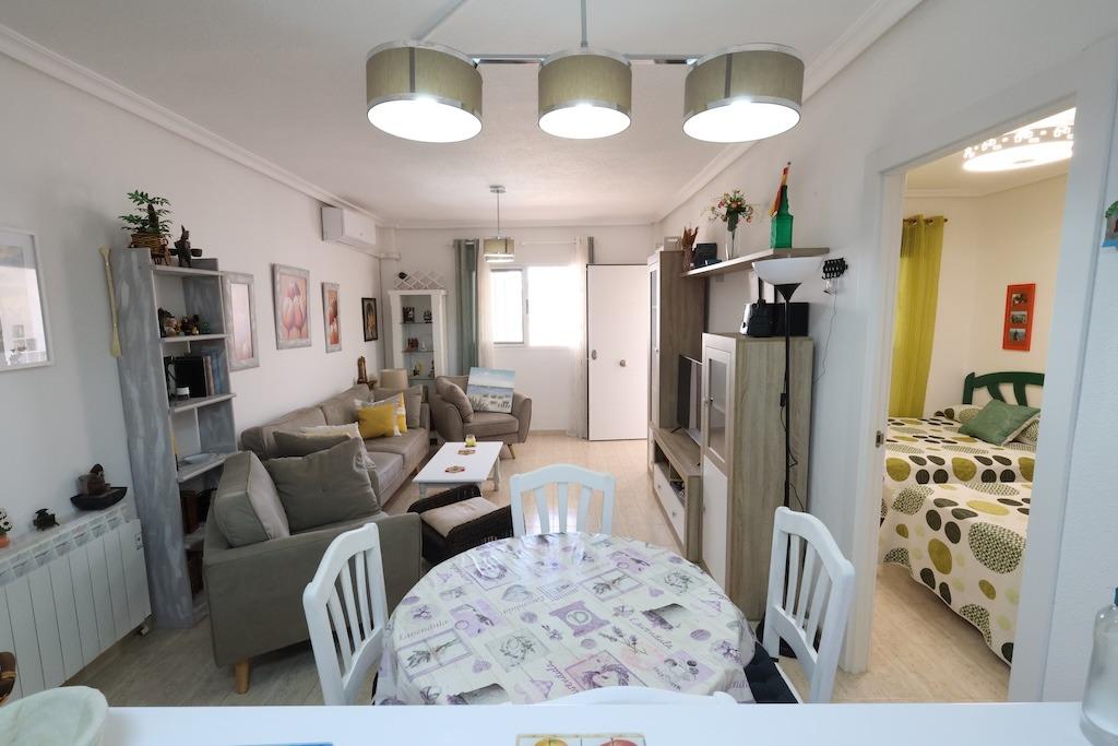 Zenia Mar III: prízemný bungalow o rozlohe 74 m2, s veľkou 25 m2 dláždenou terasou a záhradou s grilom. Zariadenie zahŕň