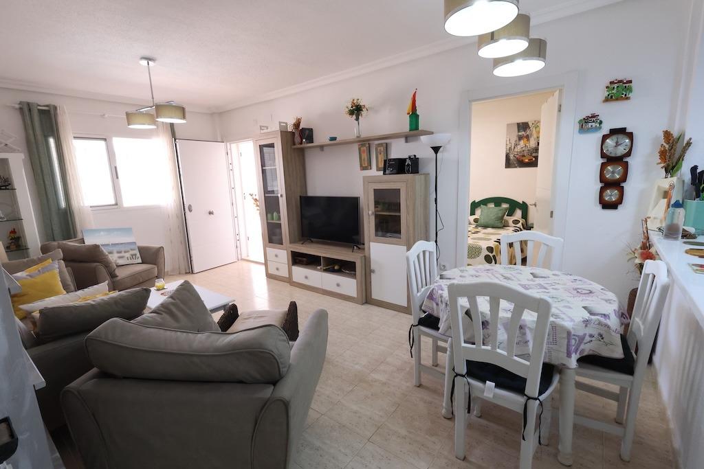 Zenia Mar III: prízemný bungalow o rozlohe 74 m2, s veľkou 25 m2 dláždenou terasou a záhradou s grilom. Zariadenie zahŕň