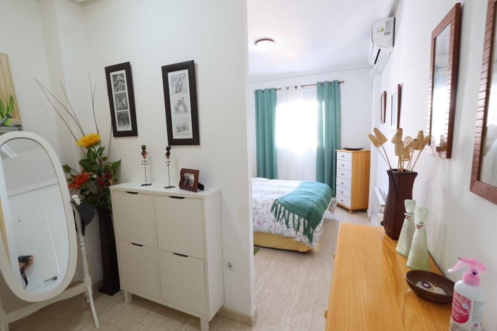 Zenia Mar III: prízemný bungalow o rozlohe 74 m2, s veľkou 25 m2 dláždenou terasou a záhradou s grilom. Zariadenie zahŕň