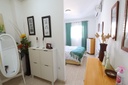 Zenia Mar III: prízemný bungalow o rozlohe 74 m2, s veľkou 25 m2 dláždenou terasou a záhradou s grilom. Zariadenie zahŕň