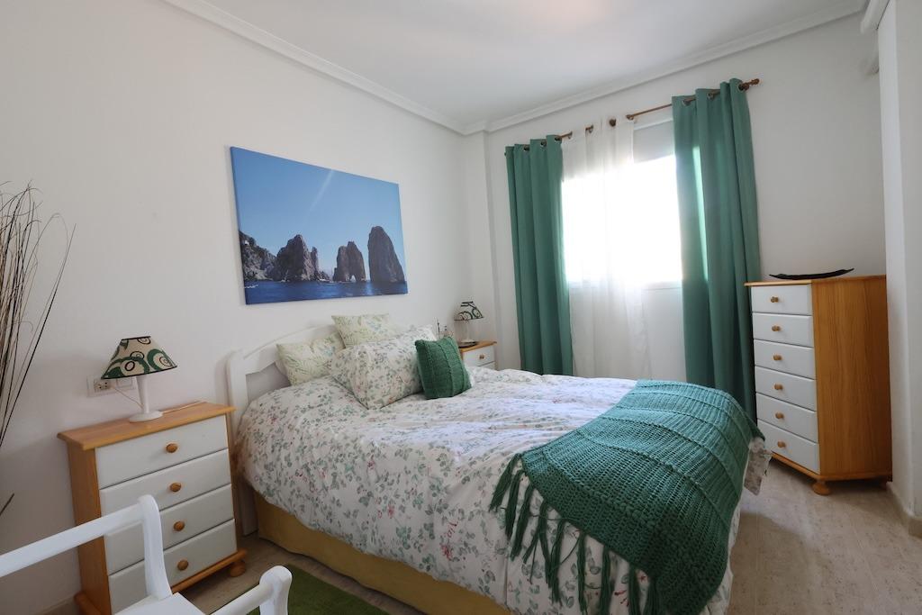 Zenia Mar III: prízemný bungalow o rozlohe 74 m2, s veľkou 25 m2 dláždenou terasou a záhradou s grilom. Zariadenie zahŕň