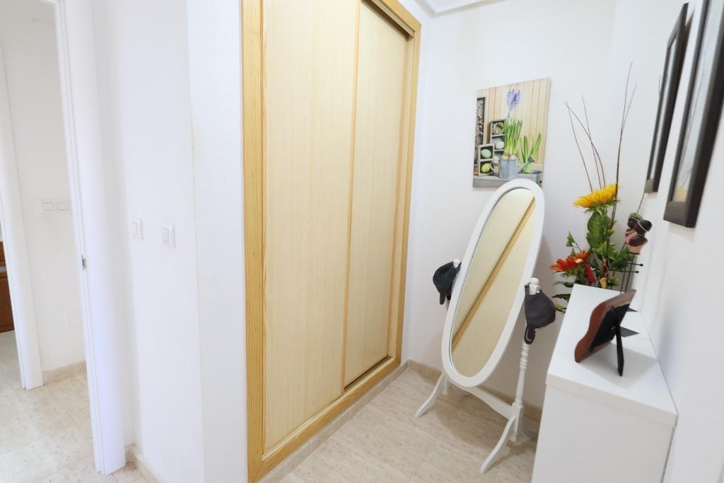 Zenia Mar III: prízemný bungalow o rozlohe 74 m2, s veľkou 25 m2 dláždenou terasou a záhradou s grilom. Zariadenie zahŕň