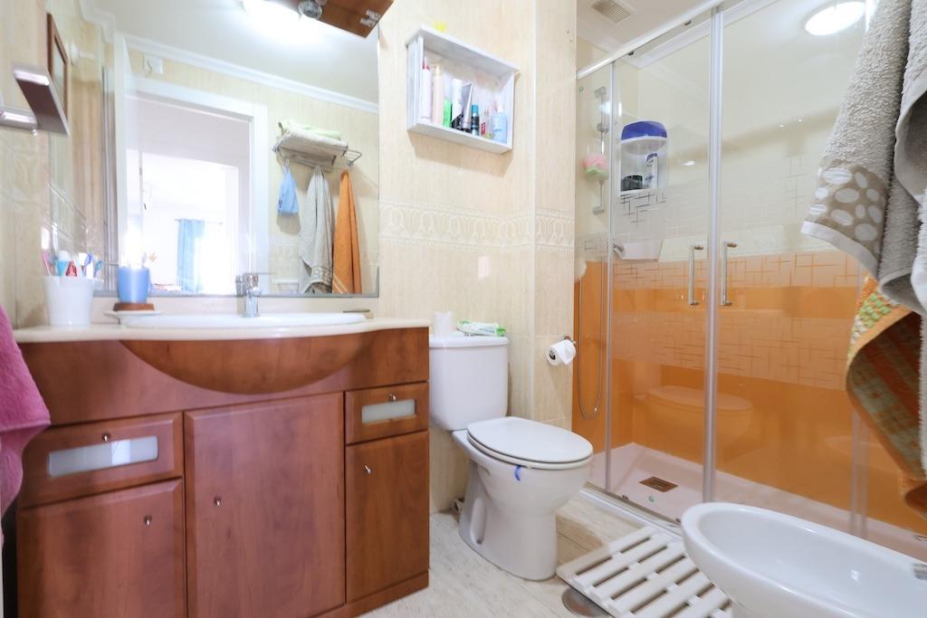 Zenia Mar III: prízemný bungalow o rozlohe 74 m2, s veľkou 25 m2 dláždenou terasou a záhradou s grilom. Zariadenie zahŕň
