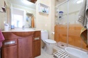 Zenia Mar III: prízemný bungalow o rozlohe 74 m2, s veľkou 25 m2 dláždenou terasou a záhradou s grilom. Zariadenie zahŕň