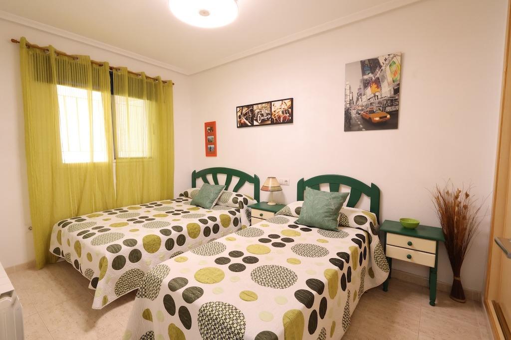 Zenia Mar III: prízemný bungalow o rozlohe 74 m2, s veľkou 25 m2 dláždenou terasou a záhradou s grilom. Zariadenie zahŕň