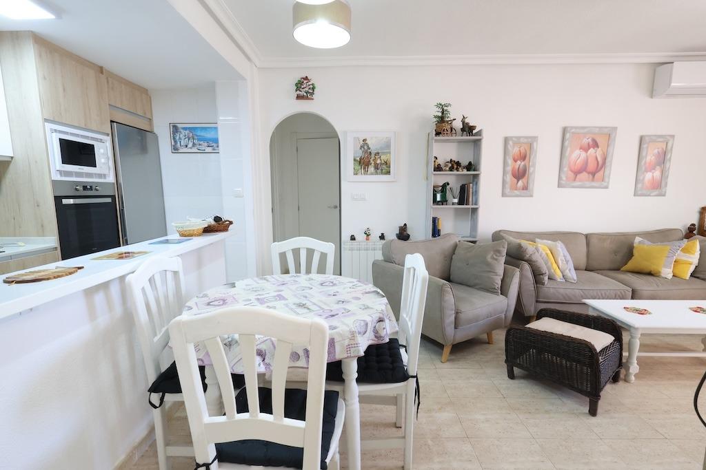 Zenia Mar III: prízemný bungalow o rozlohe 74 m2, s veľkou 25 m2 dláždenou terasou a záhradou s grilom. Zariadenie zahŕň