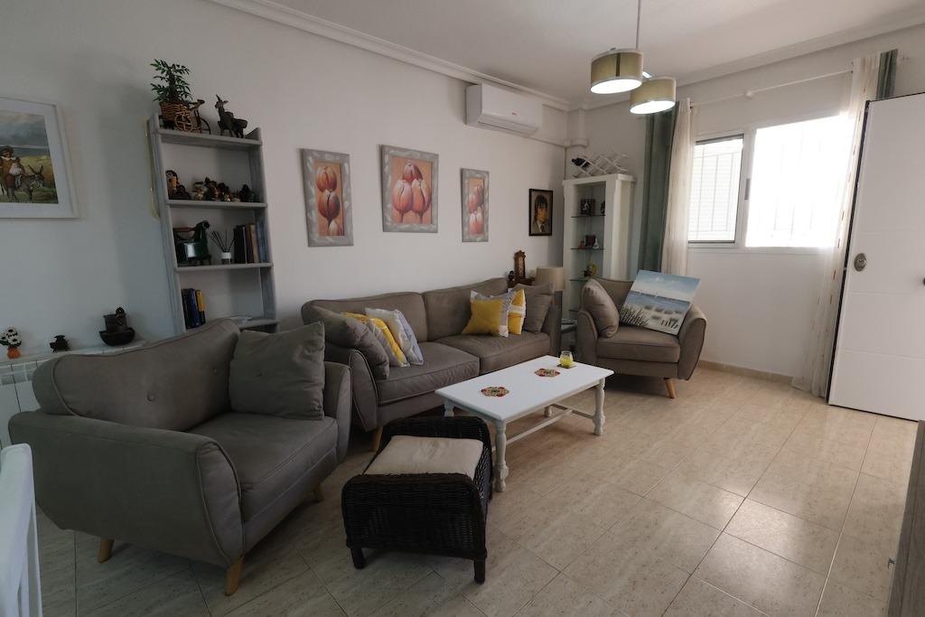 Zenia Mar III: prízemný bungalow o rozlohe 74 m2, s veľkou 25 m2 dláždenou terasou a záhradou s grilom. Zariadenie zahŕň