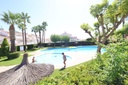 Zenia Mar III: prízemný bungalow o rozlohe 74 m2, s veľkou 25 m2 dláždenou terasou a záhradou s grilom. Zariadenie zahŕň