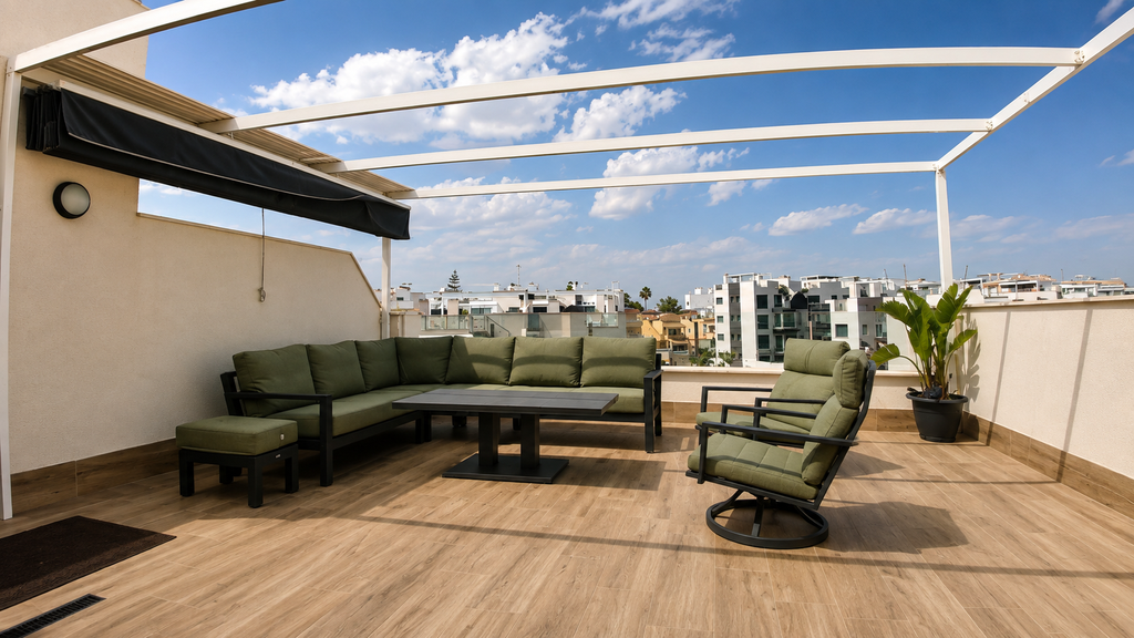 Moderný penthouse s priestranným soláriom a bazénom v Villamartín
