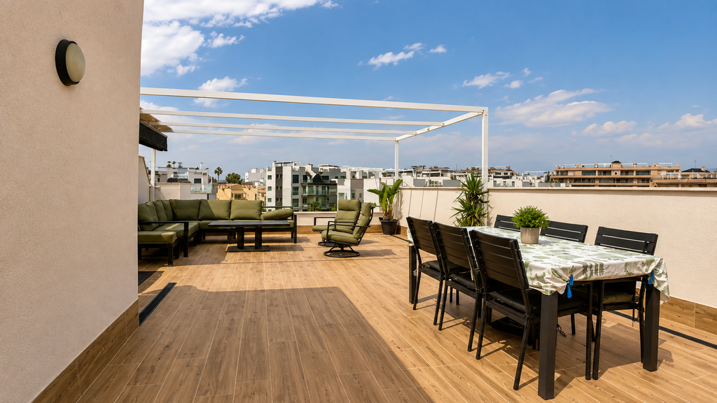 Moderný penthouse s priestranným soláriom a bazénom v Villamartín