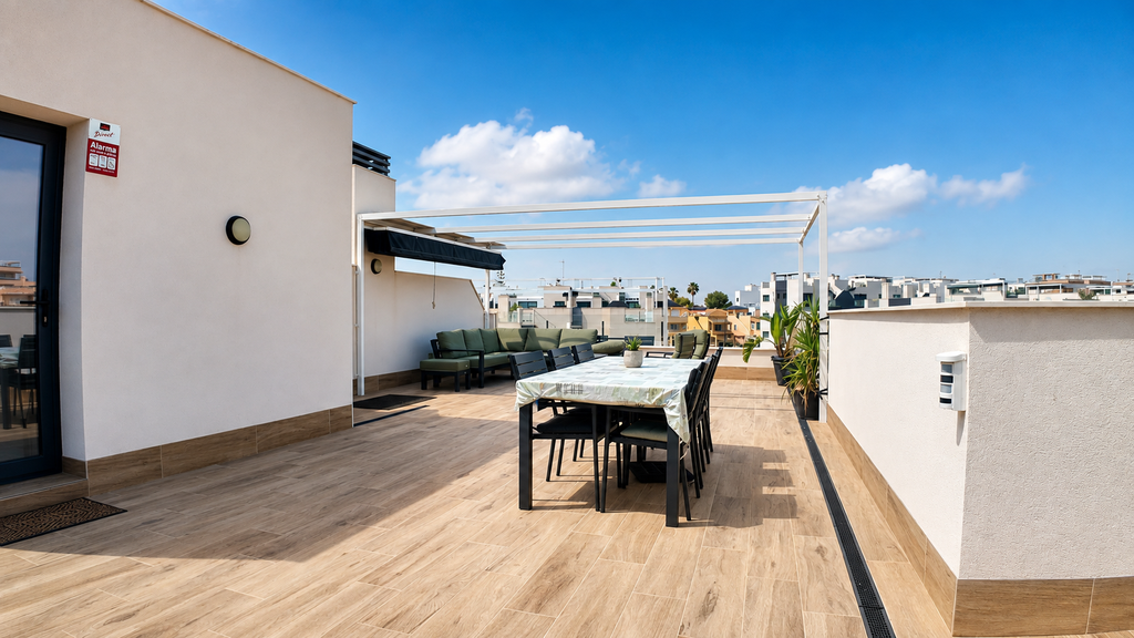 Moderný penthouse s priestranným soláriom a bazénom v Villamartín