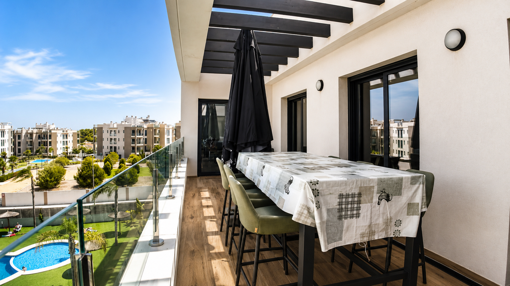 Moderný penthouse s priestranným soláriom a bazénom v Villamartín