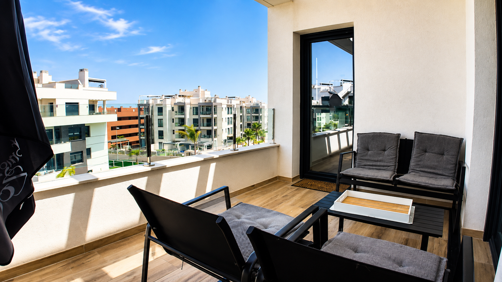 Moderný penthouse s priestranným soláriom a bazénom v Villamartín