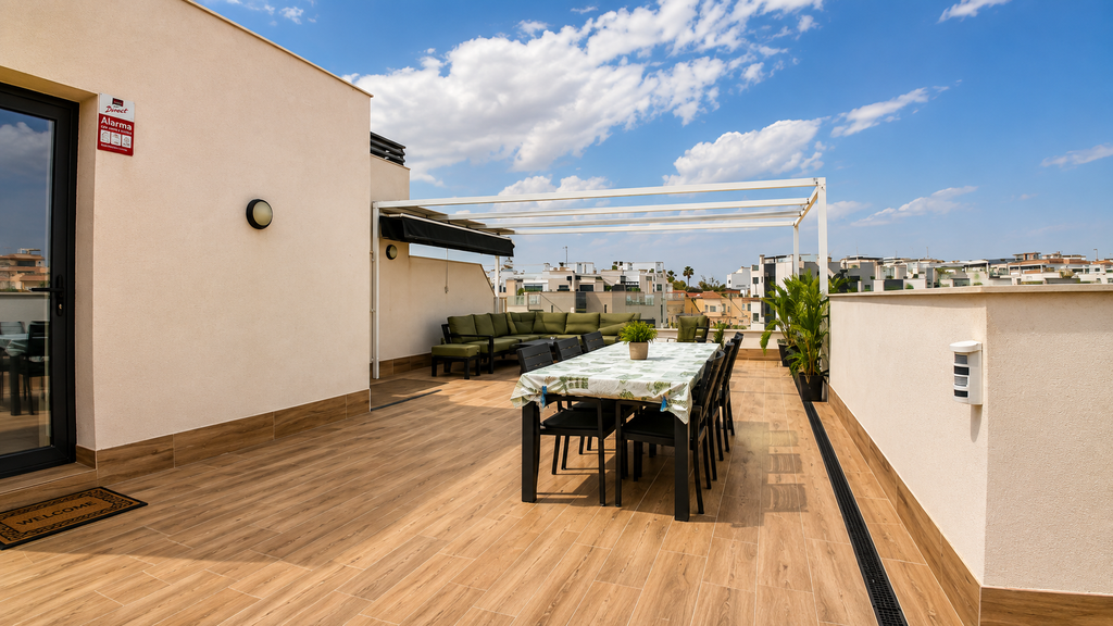 Moderný penthouse s priestranným soláriom a bazénom v Villamartín