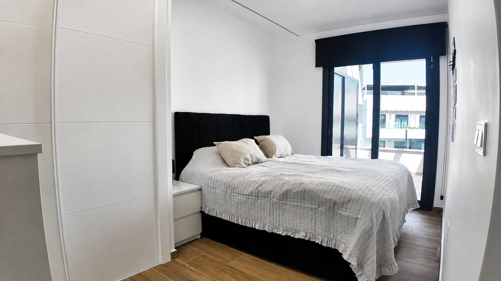 Moderný penthouse s priestranným soláriom a bazénom v Villamartín