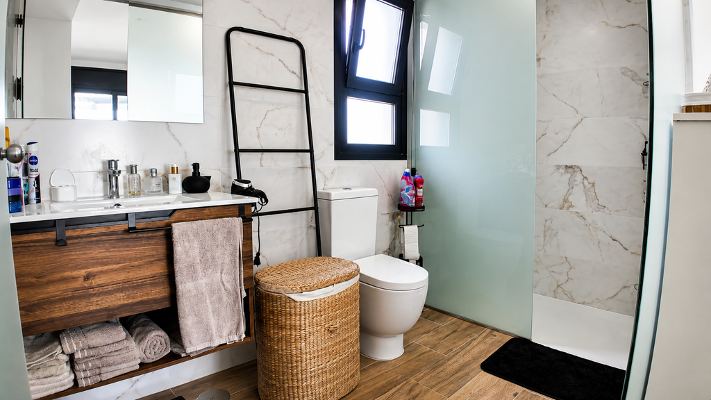 Moderný penthouse s priestranným soláriom a bazénom v Villamartín