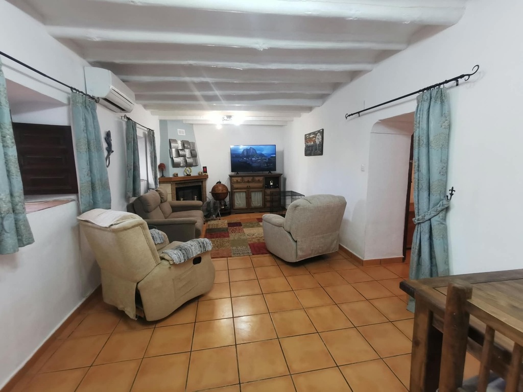 Krásne zrekonštruovaný vidiecky dom so 4/5 izbami, súkromnou bazénom, veľkou záhradou a výhľadmi na vidiek