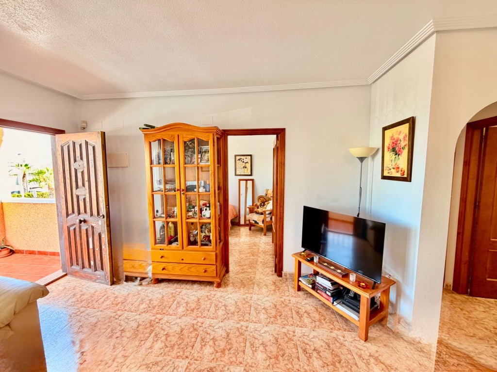 Pôvabný dvojizbový penthouse v slávnej uzavretej komunite La Cinuelica, Punta Prima. Nehnuteľnosť ponúka presvetlenú obý