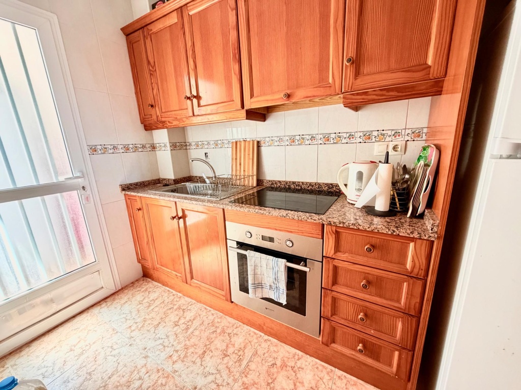 Pôvabný dvojizbový penthouse v slávnej uzavretej komunite La Cinuelica, Punta Prima. Nehnuteľnosť ponúka presvetlenú obý