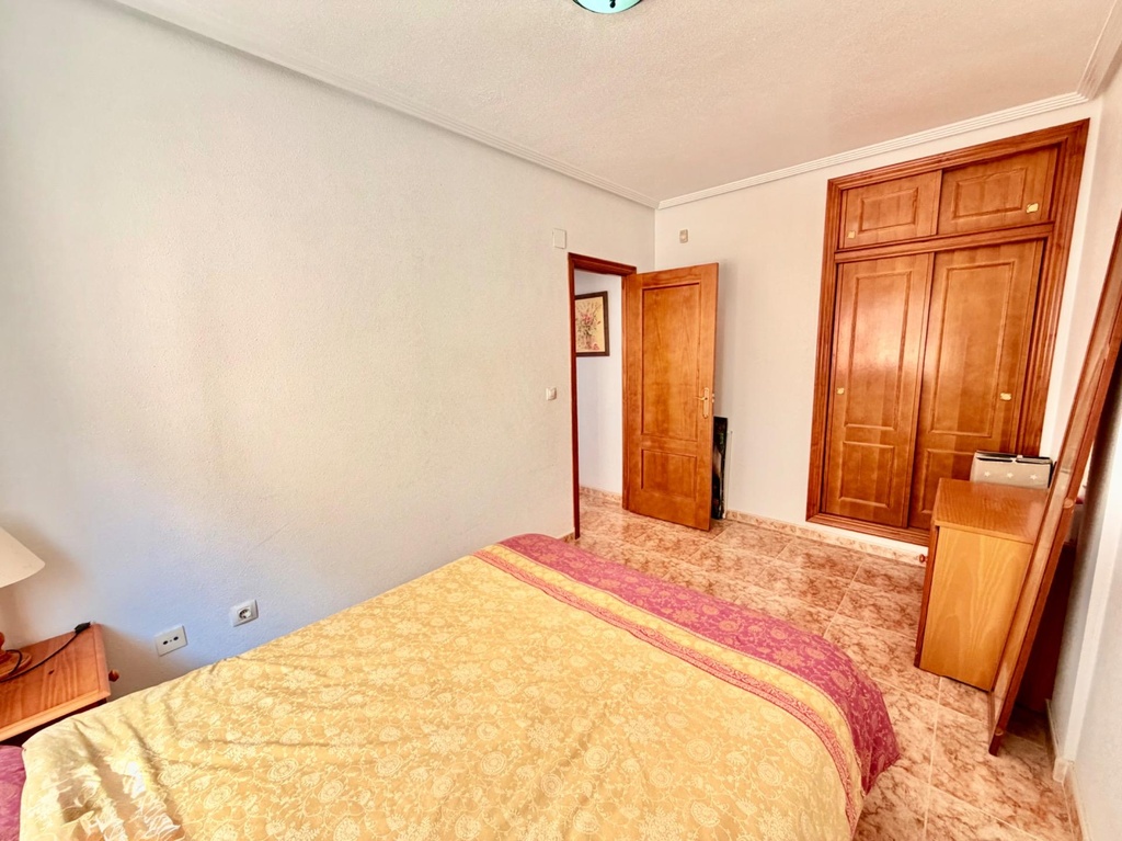 Pôvabný dvojizbový penthouse v slávnej uzavretej komunite La Cinuelica, Punta Prima. Nehnuteľnosť ponúka presvetlenú obý