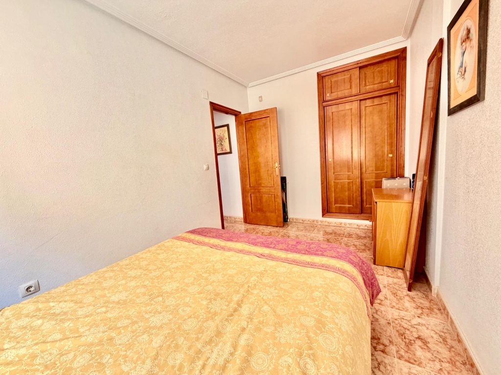 Pôvabný dvojizbový penthouse v slávnej uzavretej komunite La Cinuelica, Punta Prima. Nehnuteľnosť ponúka presvetlenú obý