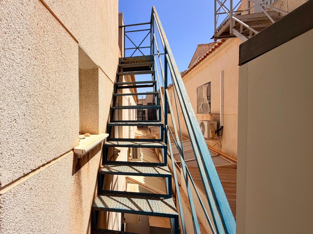 Pôvabný dvojizbový penthouse v slávnej uzavretej komunite La Cinuelica, Punta Prima. Nehnuteľnosť ponúka presvetlenú obý