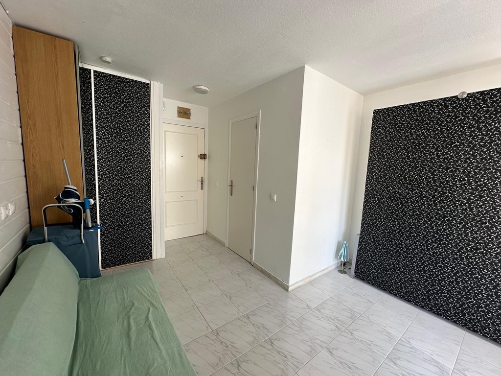 Objavte svoj nový domov v srdci Torrevieja! Tento pôvabný byt, situovaný len 400 metrov od mora 🏖️, ponúka jedinečnú prí